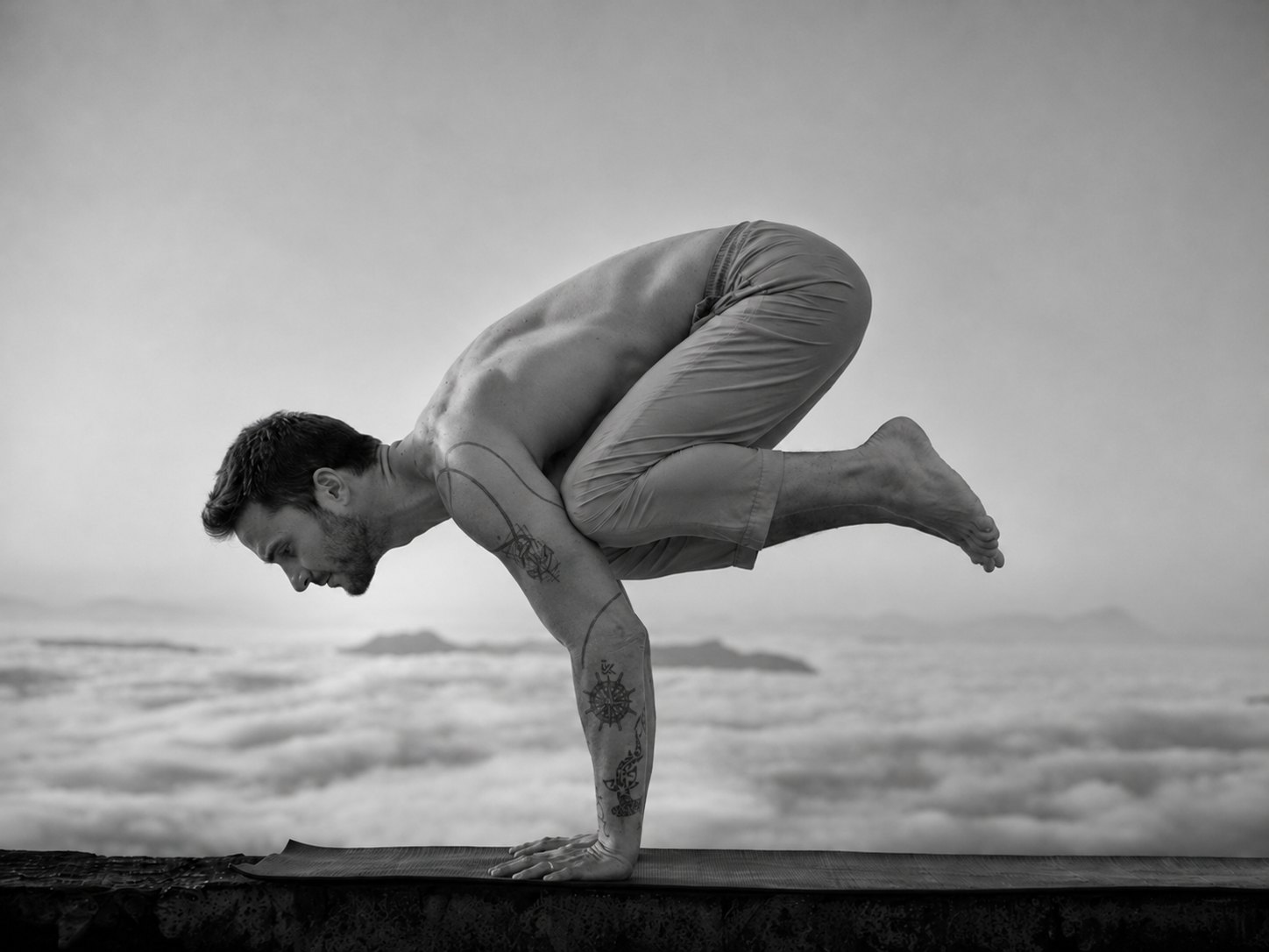 Frederico M. Kùmbs em bakāsana